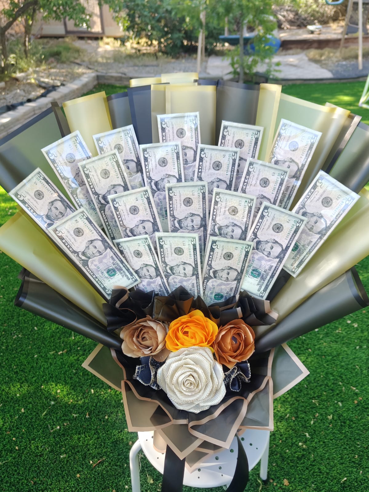 Money Bouquet Design 3 (Array – 20 Bills)
